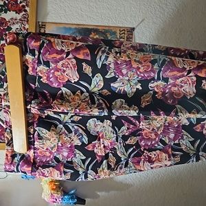 SOFT SURROUNDINGS FLORAL CAPRIS SIZE XL.. split at bottom of pants